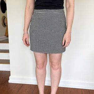 Madison Black and White Houndstooth Skirt size 10  65%polyester 35%Rayon